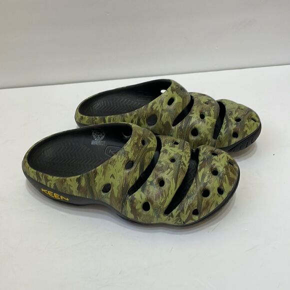 KEEN YOGUI ARTS SLIDES IN GREEN CAMO - Picture 1 of 7